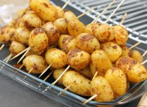 spiedini di patate scamorza e speck ricetta