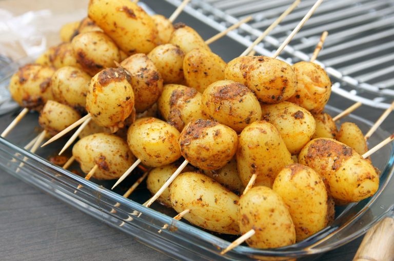 spiedini di patate scamorza e speck ricetta
