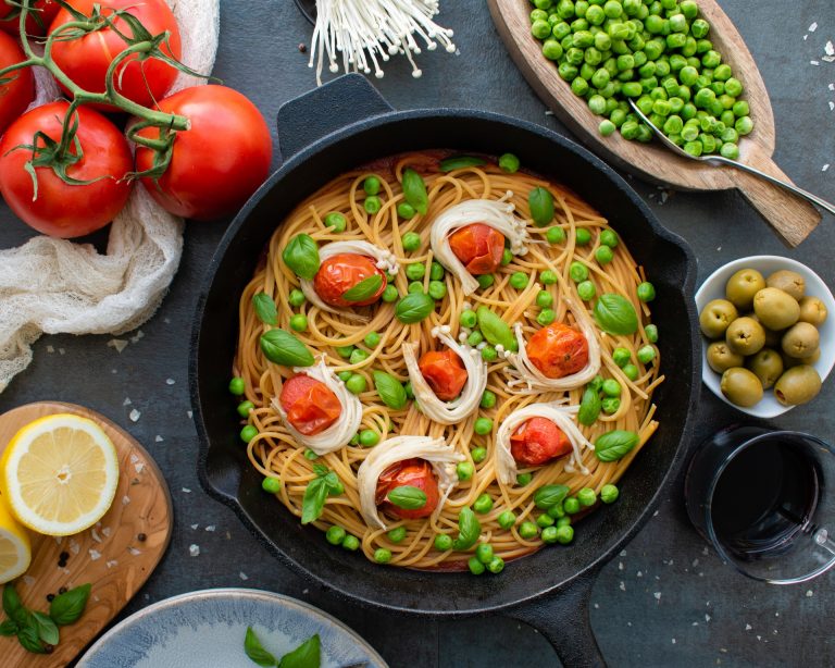 Pasta al sugo con piselli ricetta