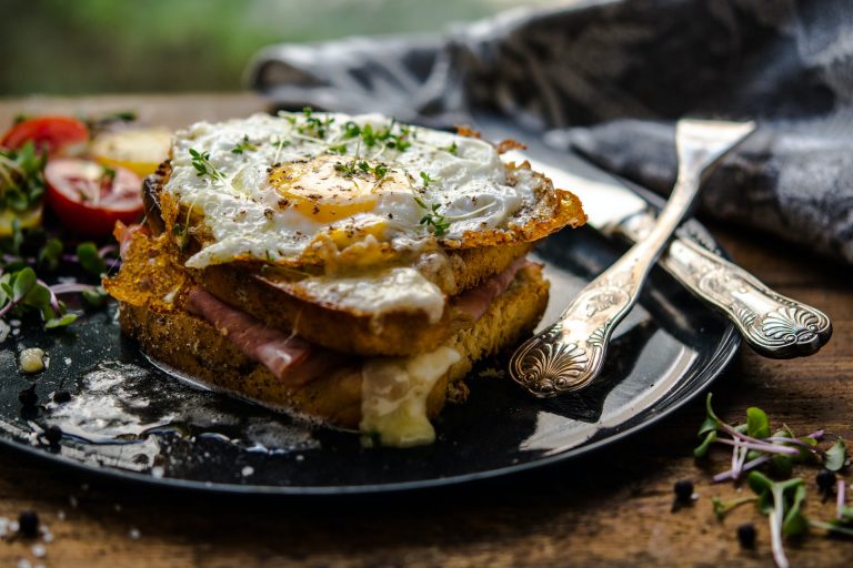 Bruschetta uova formaggio