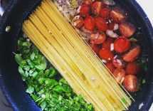 pasta con basilico e pomodorini in una sola pentola