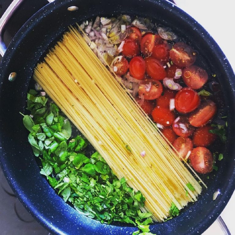 pasta con basilico e pomodorini in una sola pentola