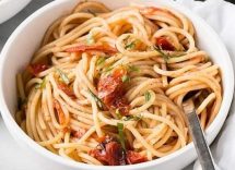 pasta con pomodoro e acciughe