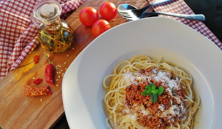 spaghetti al sugo di pomodoro fresco