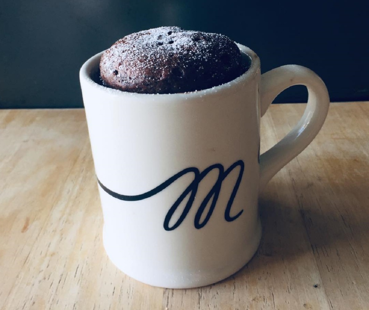 torta in tazza al cioccolato e nocciole