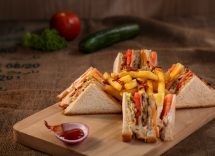 Club sandwich con uova e crescione