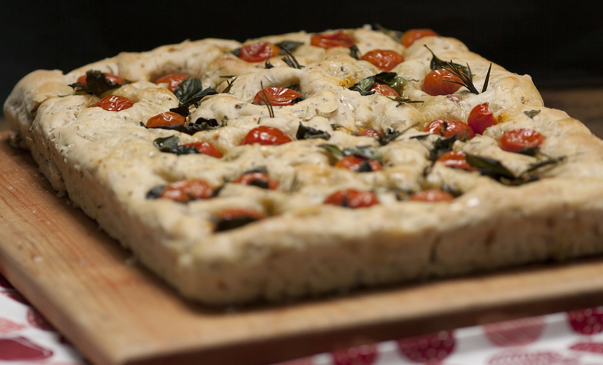 Focaccia pesto e pomodorini