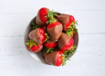 fragole ricoperte di cioccolato fondente