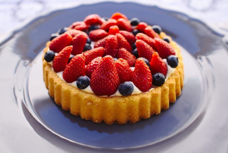 Gateau di fragole e fiori di sambuco