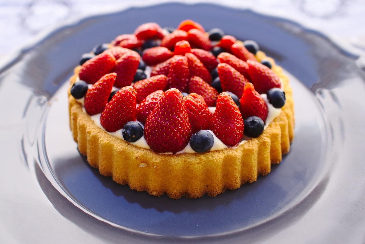 Gateau di fragole e fiori di sambuco