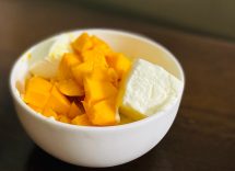 Insalata di barbabietola e mango con formaggio di capra