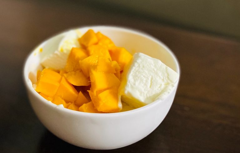 Insalata di barbabietola e mango con formaggio di capra