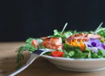 Insalata di pollo alla griglia con menta e pesche