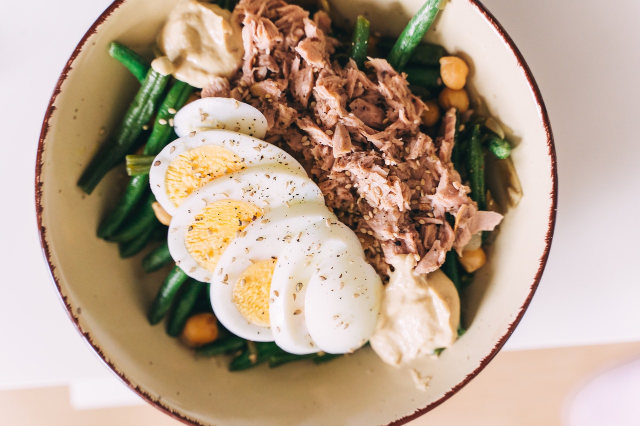 Insalata di pollo, pistacchio e noci