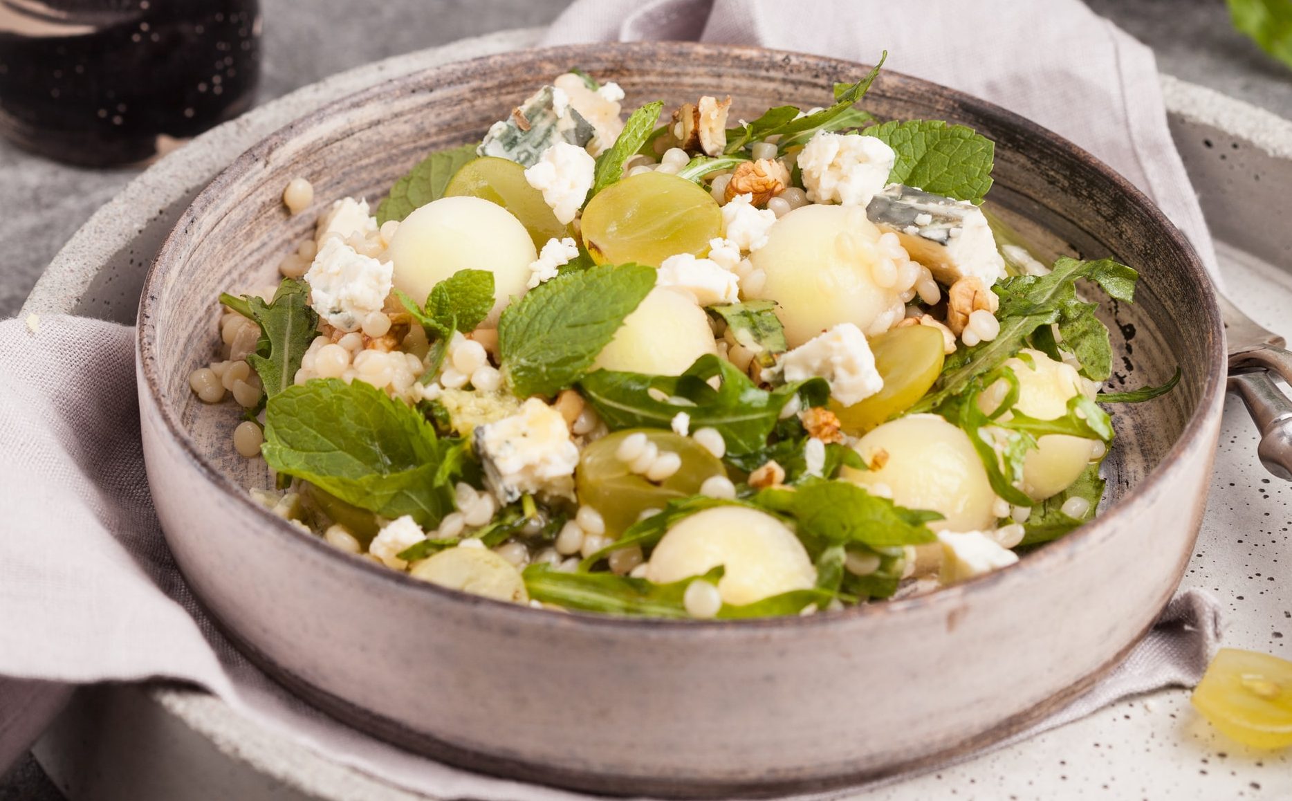 Insalata estiva di zucchine e formaggio di capra