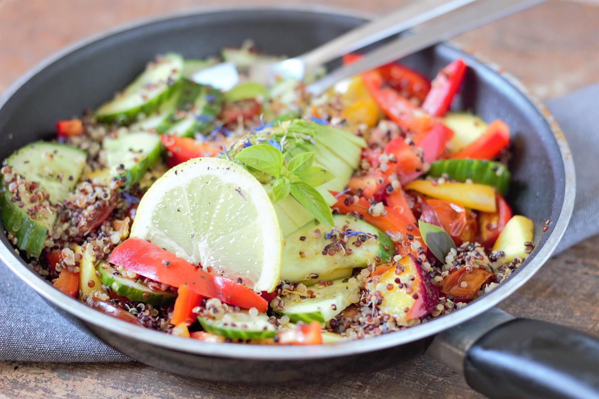 Insalata quinoa verdure estive ricetta