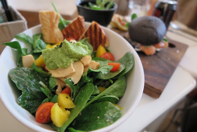 merluzzo con insalata di avocado cetrioli e salsa di mango