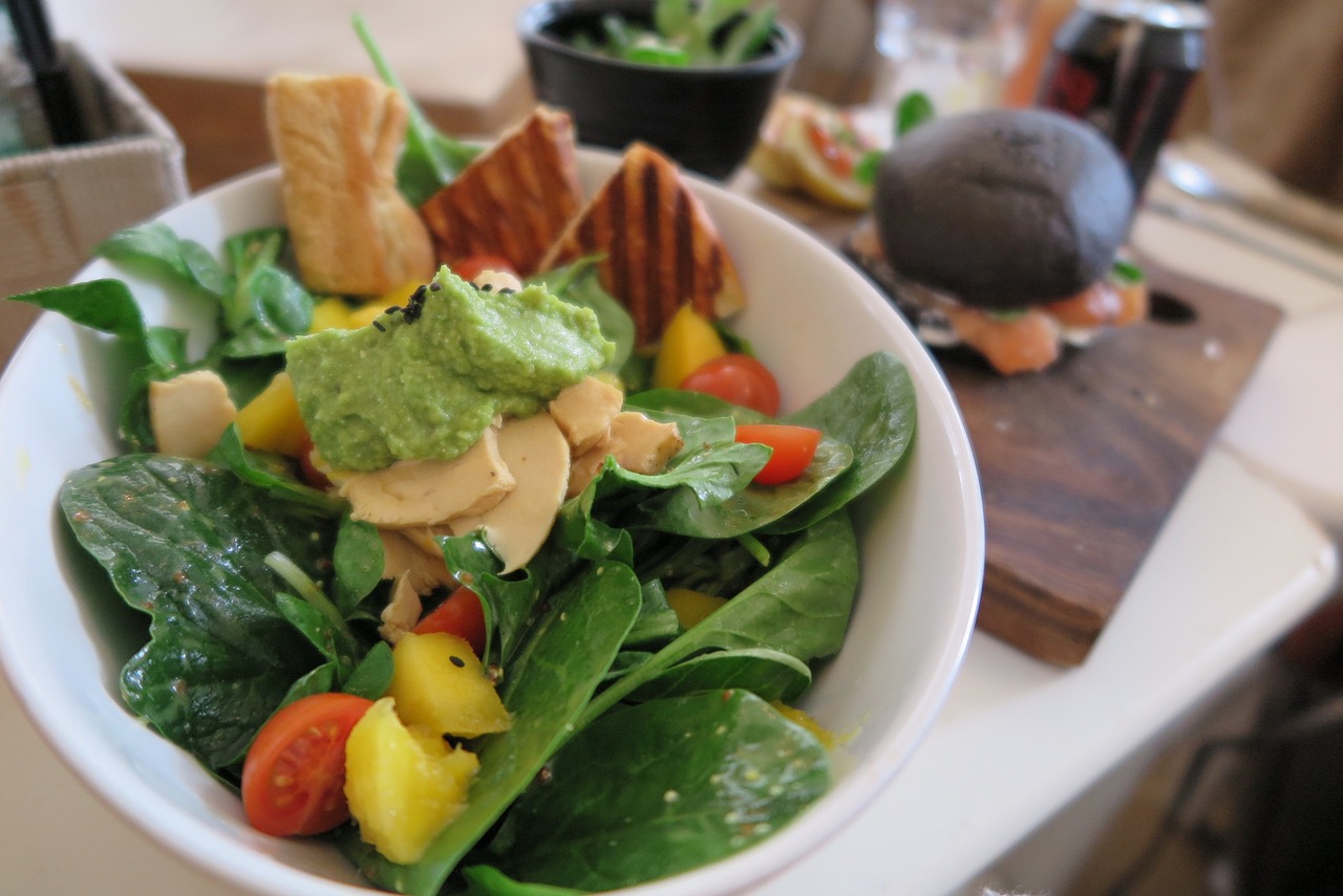 merluzzo con insalata di avocado cetrioli e salsa di mango