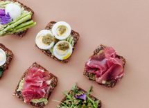 Pane tostato con prosciutto e cornetti