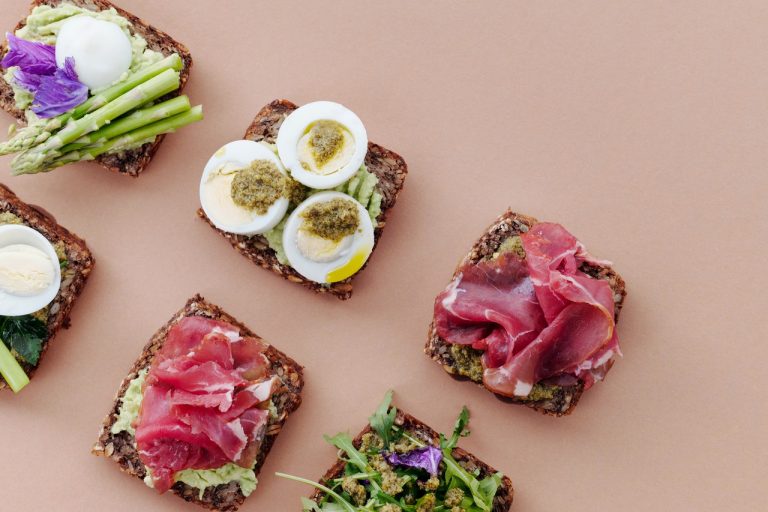 Pane tostato con prosciutto e cornetti