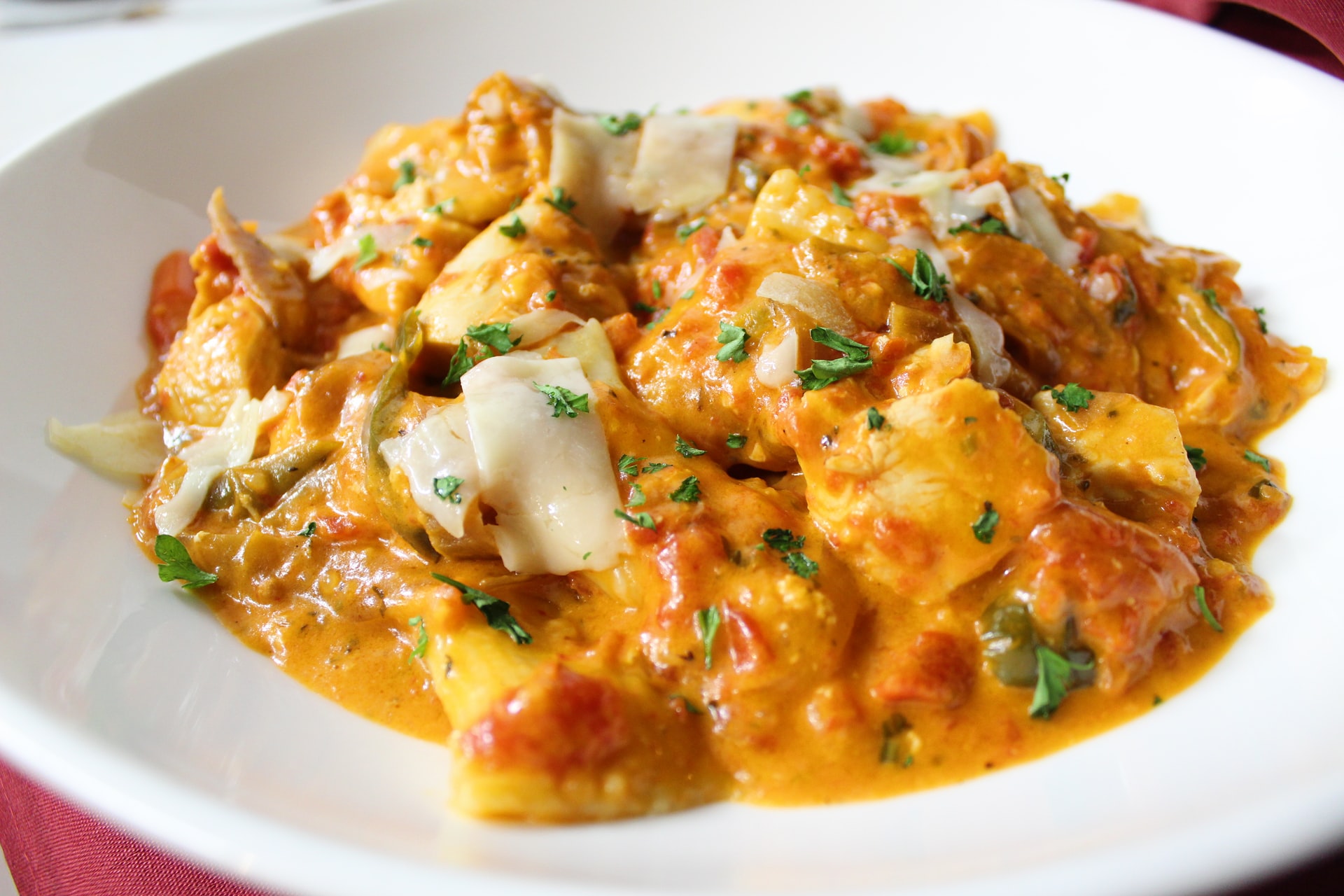 Pollo al curry con patate dolci e piselli