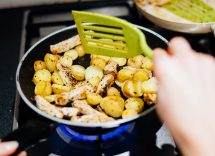 Pollo all'aglio e patate novelle