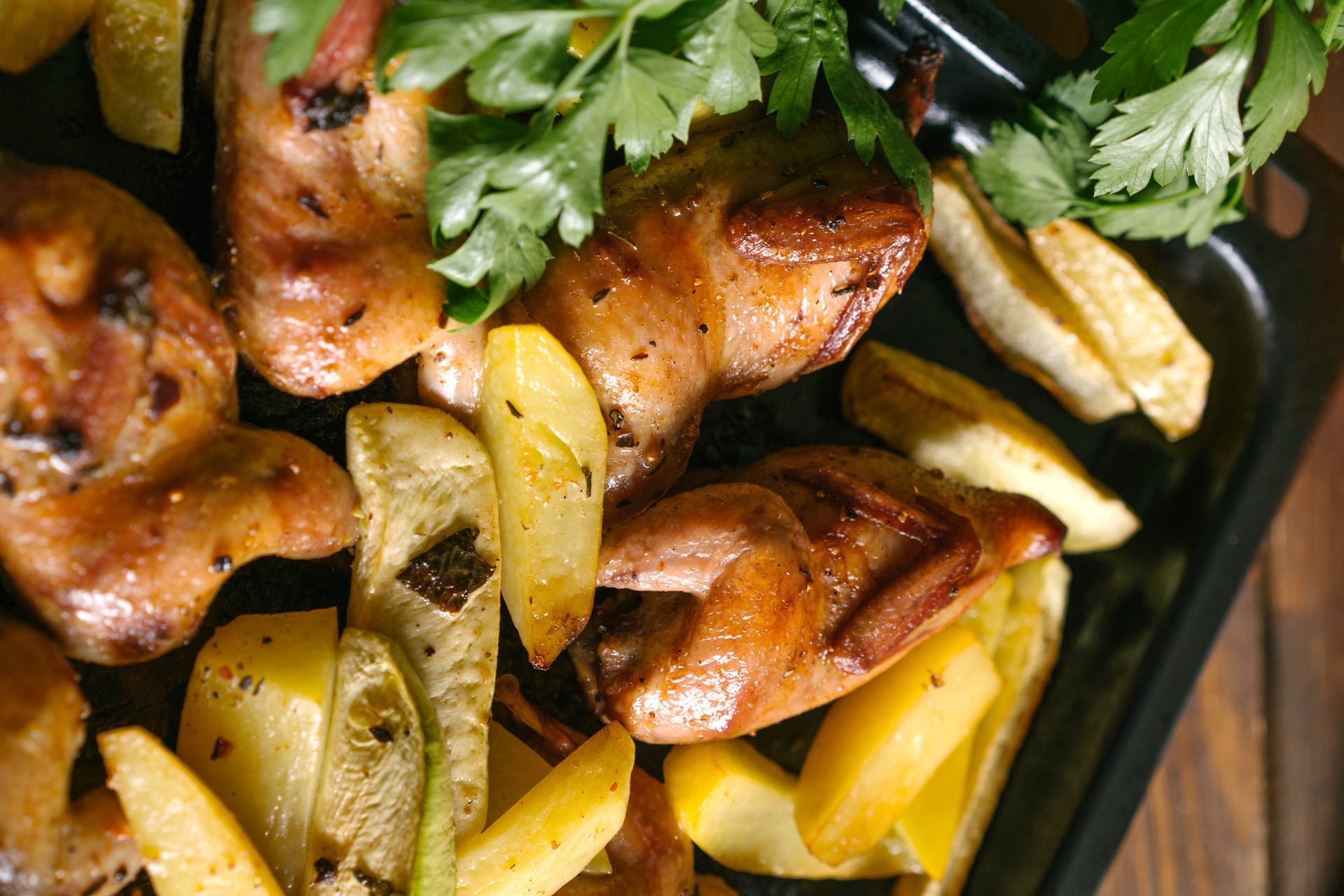 Pollo arrosto con patate novelle e crema di spinaci