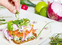 Salmone arrosto con porri e cipolle