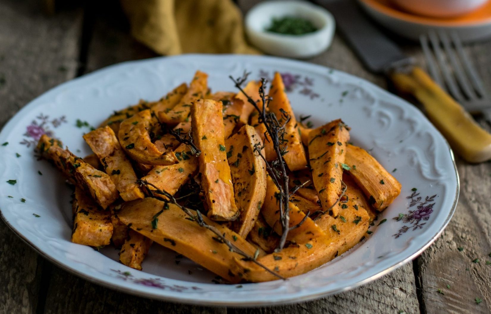 Salsiccia e patate dolci al forno