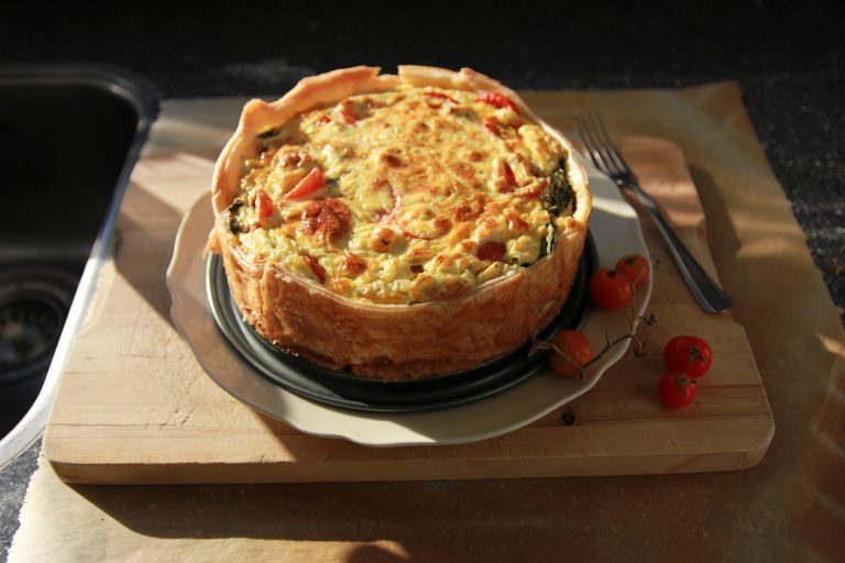 Torta di melanzane, pomodori e halloumi