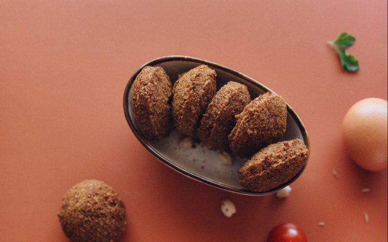 Falafel al forno e tabbouleh di cavolfiore