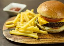 hamburger e patatine fritte fatti in casa