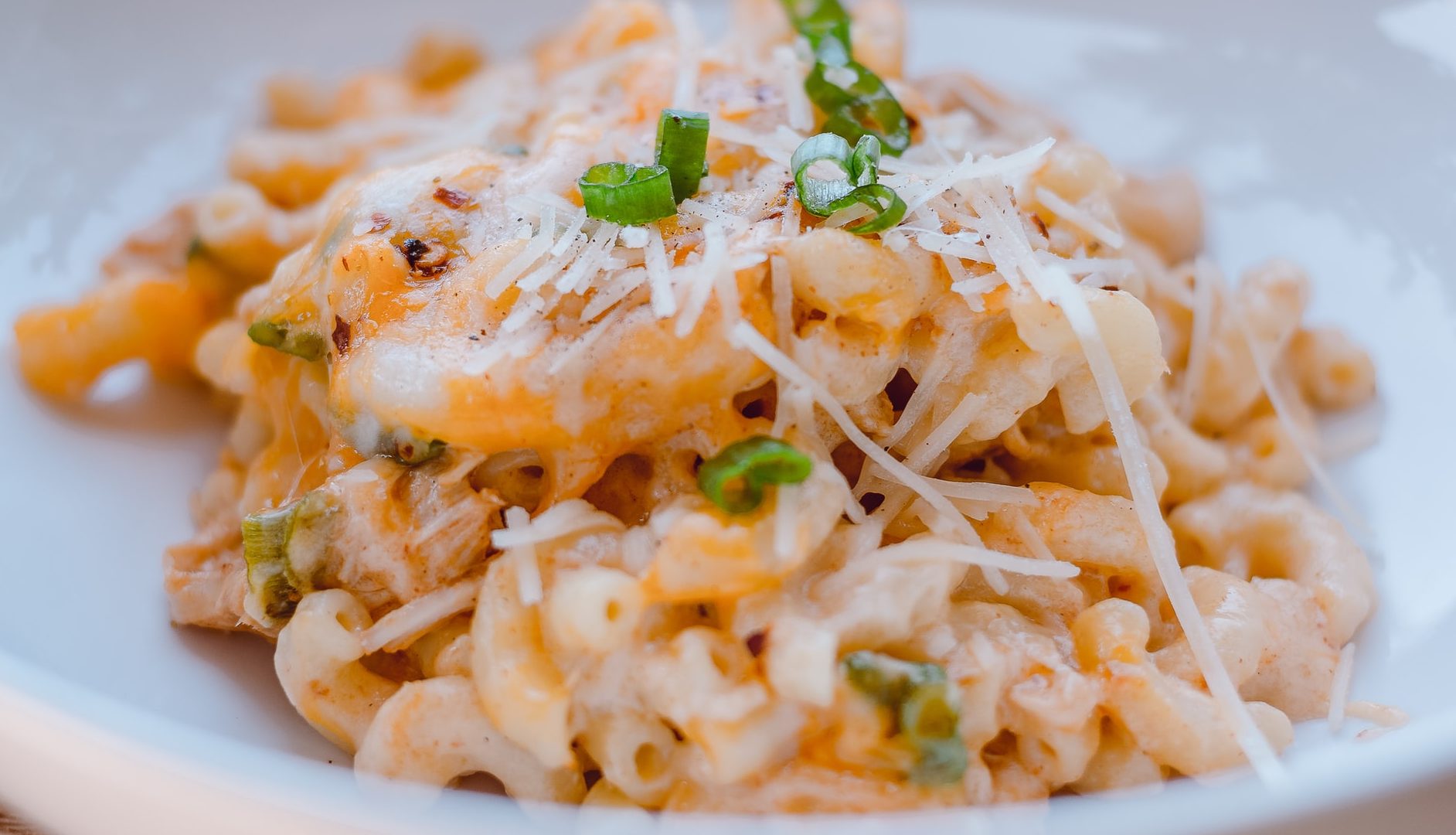 Maccheroni al formaggio con pancetta e pinoli