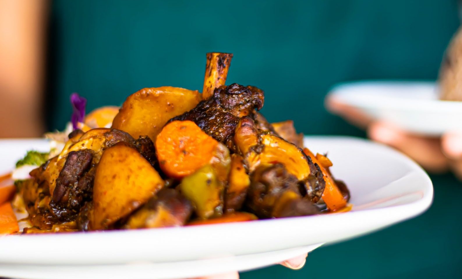 Maiale piccante con patate e ananas