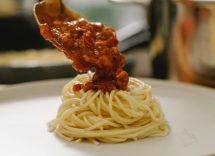 Pasta al pomodoro con funghi e pancetta