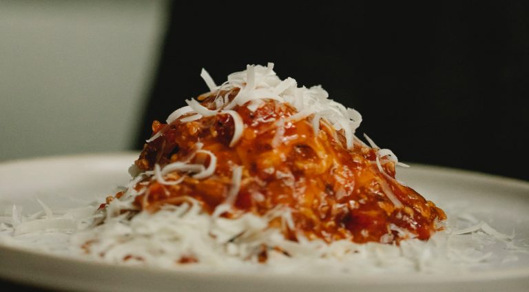 Pasta con sardine, pomodoro e olive