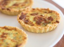 Quiches ripiene di pancetta, pomodorini e formaggio