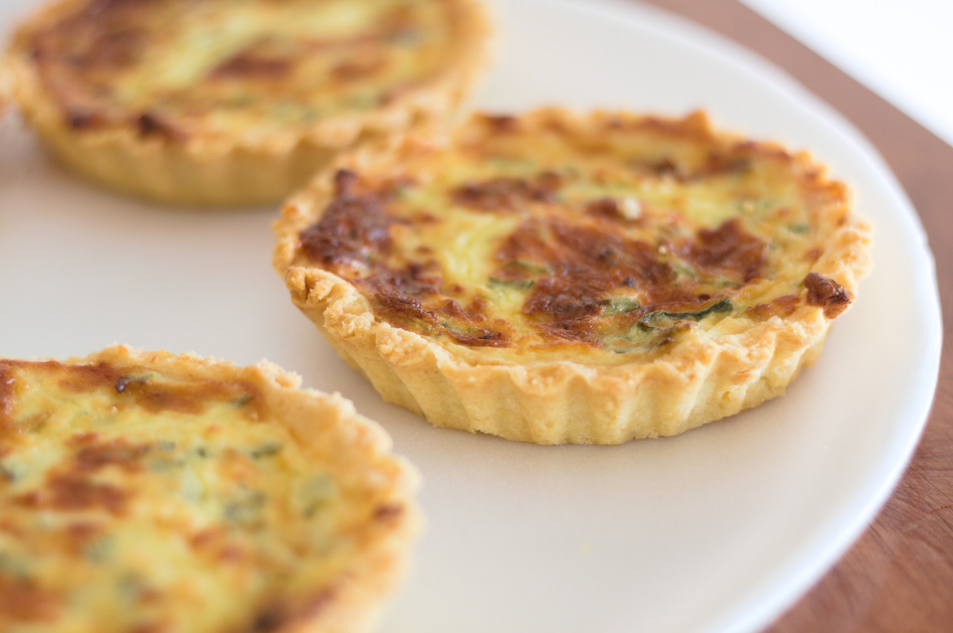 Quiches ripiene di pancetta, pomodorini e formaggio