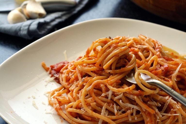 spaghetti al pomodoro alici marinate