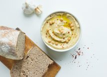 crostini con hummus ceci melanzane