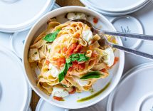 pasta con datterini capperi stracciatella