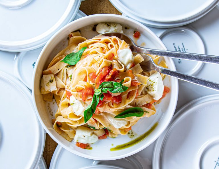 pasta con datterini capperi stracciatella