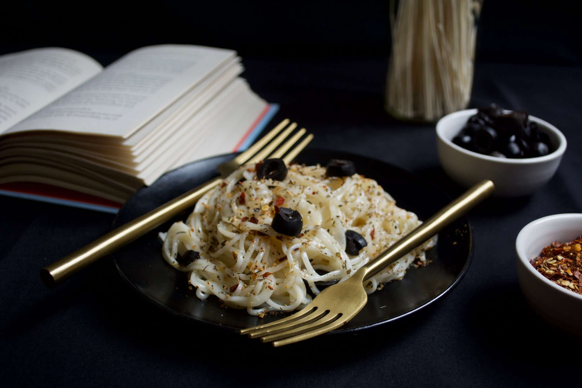 Spaghettoni con porri olive e peperoncino