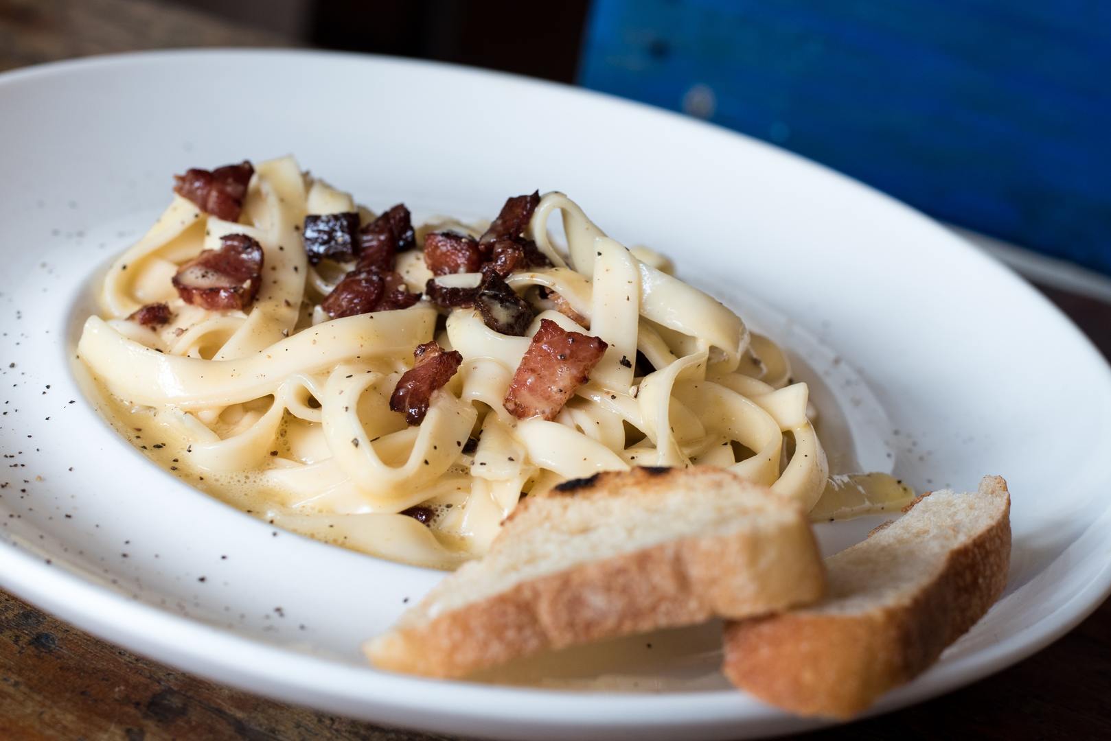 Tagliolini con sugo di castagne pancetta