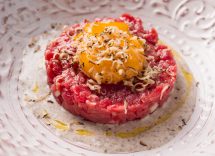 tartare di manzo con uovo