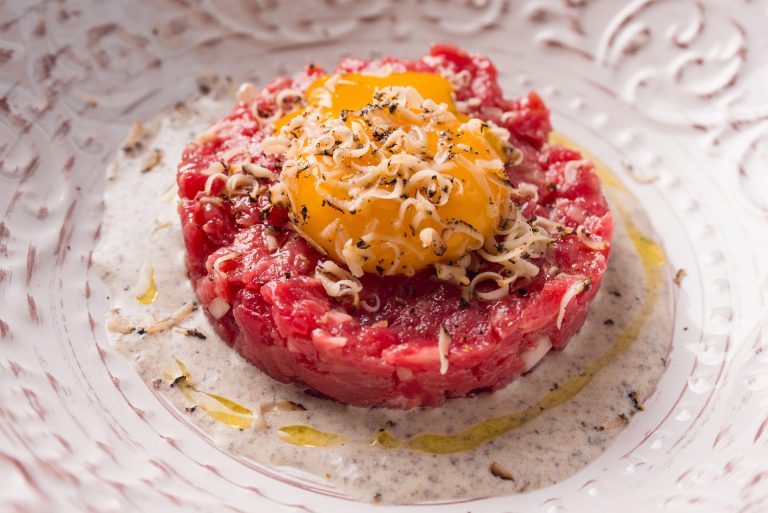 tartare di manzo con uovo