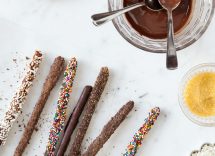 bastoncini di frolla ricoperti di cioccolato