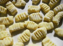 gnocchi con fiocchi di patate crema di formaggio e noci