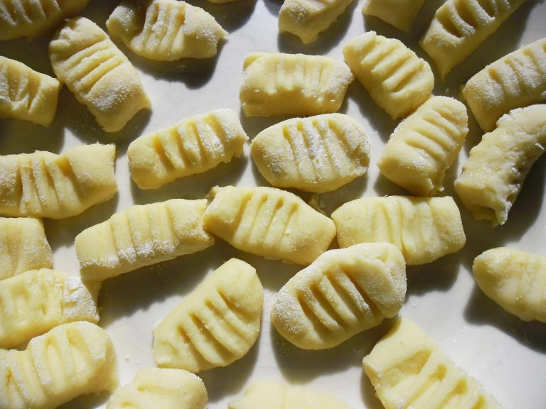 gnocchi con fiocchi di patate crema di formaggio e noci