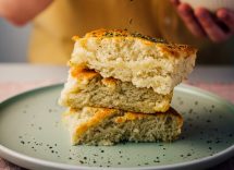 focaccia con provolone e origano